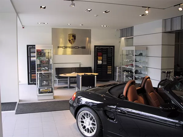 PORSCHE auto salons Rīgā, 2001